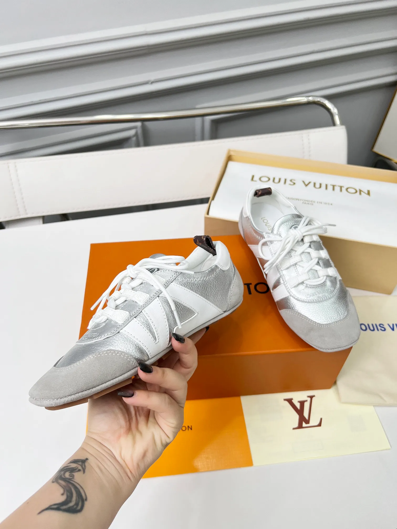👟👟Ex-factory price 600👟👟 LV Sneakerina ballet-style sneakers are made of soft sheepskin and suede cow leather trimmings, and Monogram canvas is used to write the LV letters on the side, combining the light structure of ballet shoes with the comfortable texture of sneakers. Sacchetto craftsmanship and an injection-molded outsole complete the package, allowing for flexibility in a variety of looks. Code number: 35~41, colors are being updated...